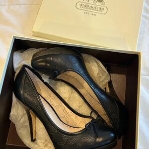 Beautiful Coach Signature Black Stelleto Bow Tie Pumps